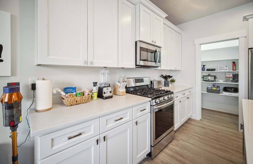 Orem House | #1 Summer Retreat/Custom Sauna/Theatre/Lux MTN Spa
