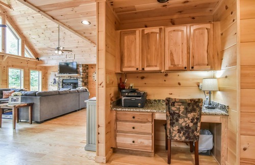 Black Mountain Cabin | #1 VIEWS BLACK-MT.- LUX LOG ESTATE./HOT TUB/GAME ROOM/PET FRIENDLY/GATED