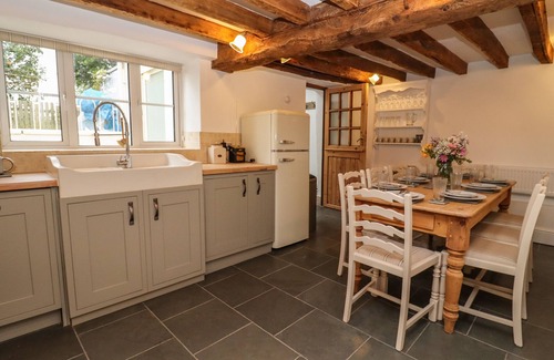 Bromsash Cottage | 1 WHITE HOUSE COTTAGES, pet friendly, with open fire in Lea
