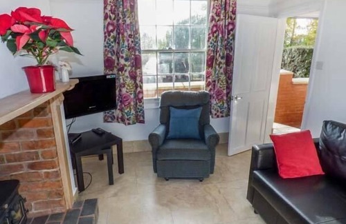 Upton upon Severn Cottage | 1 WILLOW COTTAGE, family friendly in Upton Upon Severn