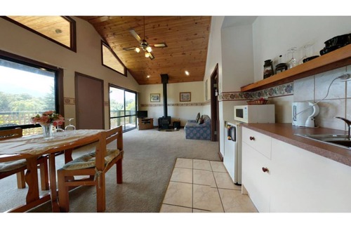 East Warburton Cottage | 1 x Queen Bedroom Cottage with Spa