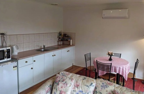East Warburton Cottage | 1 x Queen Bedroom Cottage with Spa