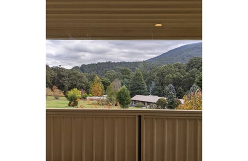 East Warburton Cottage | 1 x Queen Bedroom Cottage with Spa