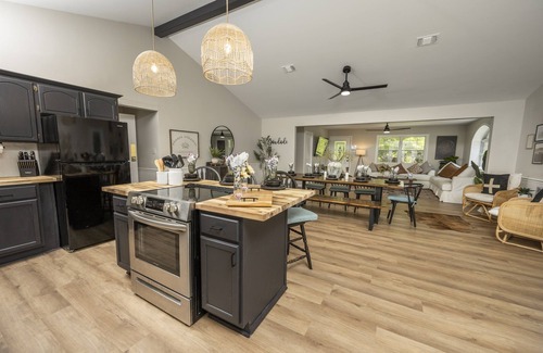 Broken Bow Resort | 10 Acre retreat for groups and events sleeps 34. Pickleball court & pool