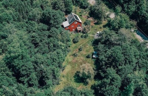 Wolcott House | 10 Acres w FirePit, HotTub, Near Stowe/Lake Elmore