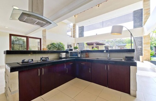 Dewi Sri Villa | 10 Bedooms Villa,10 minutes to the beach