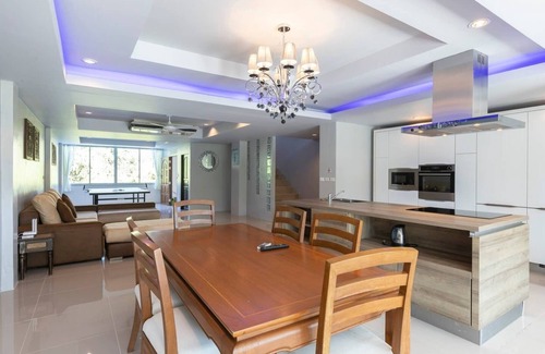 Kathu House | 10 bedroom, for 28 guests, 2 private pools only 7 Kms to Patong beach