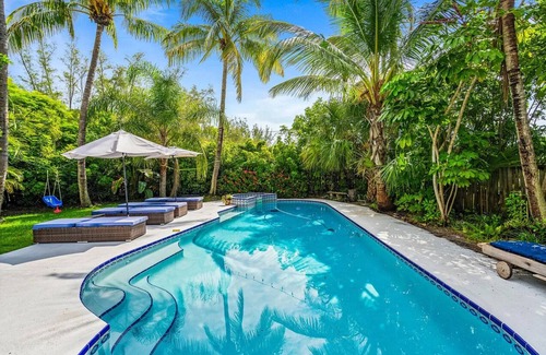 Fort Pierce House | 10 Beds/Private Tropical Pool/4Bikes/Beach Gear/Grill/Walk to Beach & Pickleball