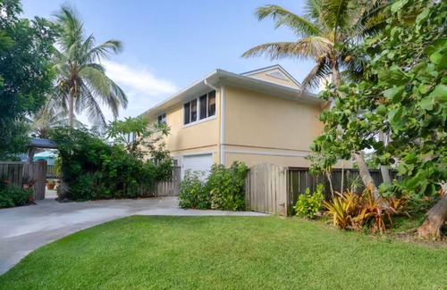 Fort Pierce House | 10 Beds/Private Tropical Pool/4Bikes/Beach Gear/Grill/Walk to Beach & Pickleball