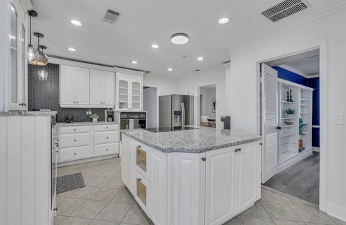Savannah House | 10 ft pool house with tiki/bar hut, arcades games, and theater room-no parties