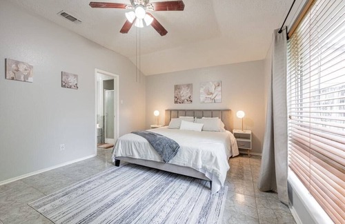 Houston House | 10 Guests cozy 5026 3BR near IAH George Bush Airport