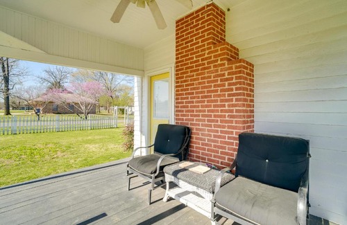 Vivian House | 10 Mi to Caddo Lake Charming Cottage in Vivian!