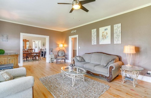 Vivian House | 10 Mi to Caddo Lake Charming Cottage in Vivian!