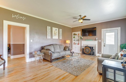 Vivian House | 10 Mi to Caddo Lake Charming Cottage in Vivian!