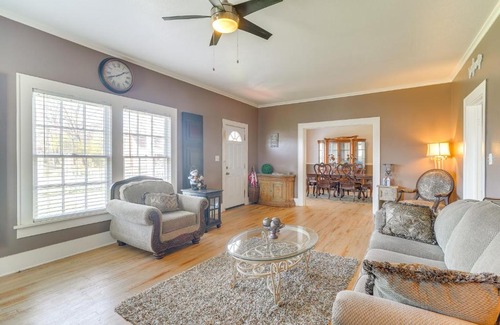 Vivian House | 10 Mi to Caddo Lake Charming Cottage in Vivian!