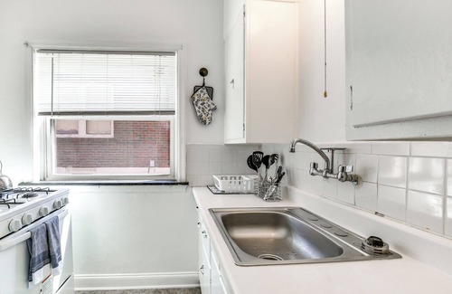 Beverly Hills Apartment | 10 Mi to Downtown St Louis: Convenient Apartment!