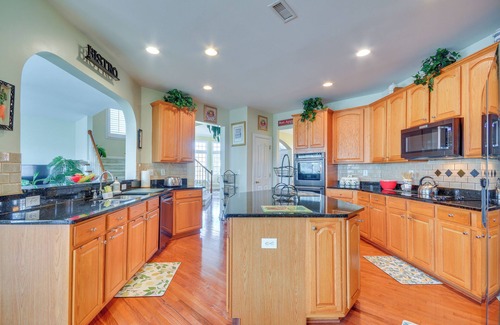Jamestown House | 10 Mi to Dtwn Greensboro: Family Gem w/Yard