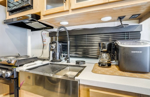 Dale City House | 10 Mi to Leesylvania & River: Sleek Mobile Home