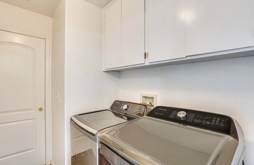 Happy Valley House | 10 Mi to Redding: Serene Escape w/Spacious Yard!