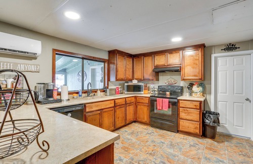 Weaverville House | < 10 Mi to Trinity River: Family Home w/Hot Tub!