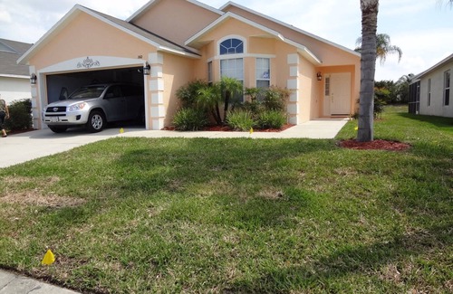 Westbury House | 10 Min From Disney,wi-fi,netflix, gas heated private pool,2 masterbed, sleeps 8