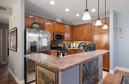 Hillcrest House | 10 Min to the Zoo and Beach! | Tropical Townhome