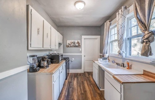 Memphis House | 10 Min to U of Memphis-Rozelle Retreat Right Unit
