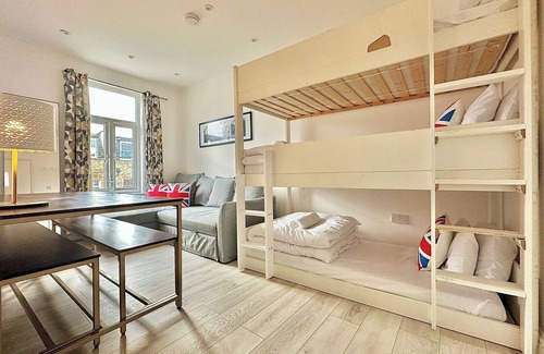 Earlsfield Condo | 10 min train to Central London A