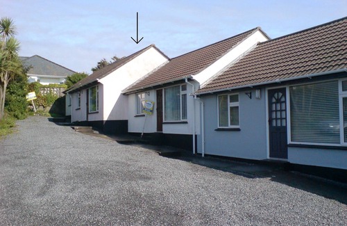 Mullion House | 10 mins on foot to beach. Short drive to golf, surf and riding. Pool access