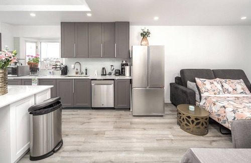 Calgary House | 10 mins to downtown and airport brand new reno Cozy ski mountain vacation home
