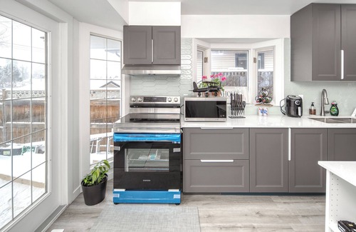 Calgary House | 10 mins to downtown and airport brand new reno Cozy ski mountain vacation home