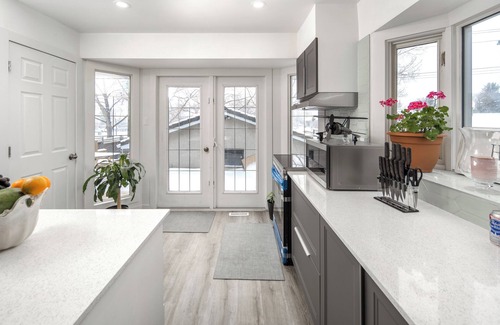Calgary House | 10 mins to downtown and airport brand new reno Cozy ski mountain vacation home