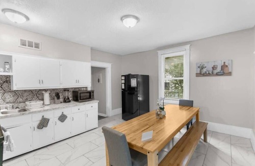 Birmingham House | 10 Mins to Legion Field- Ensley Highlands Hideaway