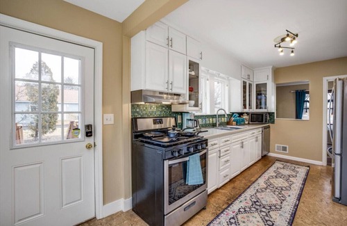 Ann Arbor Apartment | 10 Mins To The Big House/Sleeps Up To 10 Guests