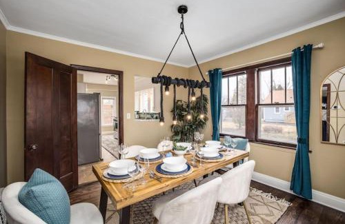 Ann Arbor House | 10 Mins To The Big House and Sleeps Up To 10 Guests