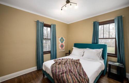 Ann Arbor House | 10 Mins To The Big House and Sleeps Up To 10 Guests