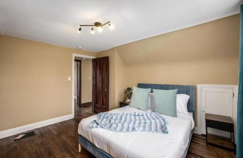 Ann Arbor House | 10 Mins To The Big House and Sleeps Up To 10 Guests