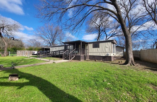 Del Valle House | 10 minutes from Austin Airport COTA Tesla Expo. Prefect for Austin travels!