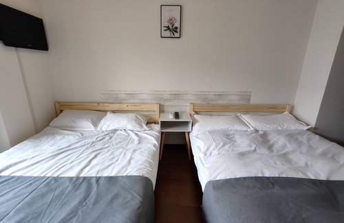 Naniwa Apartment | 10 minutes from JR Namba Station and Subway/Hanshin Sakuragawa Station 5 minutes from JR Ashiwarabashi Station 4 minutes from supermarket One room on one floor, max. 5 people, elevator available, convenient to Namba, Dotonbori and Shinsaibashi