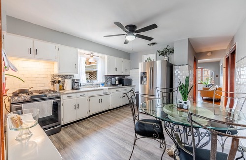 Forestview Apartment | 10 Minutes from Midway Airport Cozy Cottage Home