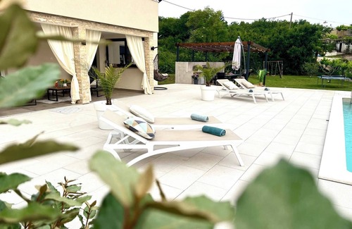 Vinez Apartment | 10 minutes from the sea, a newly renovated appartment for 6 personn