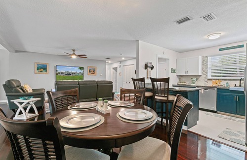 Palm Harbor House | 10 Minutes to Beach, Dine and Shop!