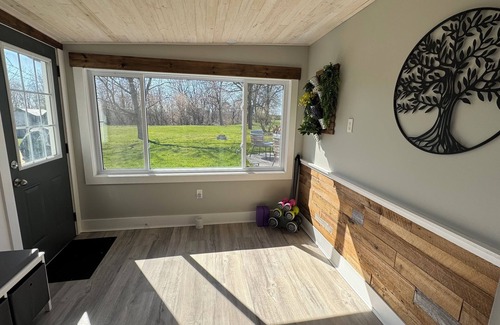 Forest Cottage | 10 minutes to beaches. Family-sized farmhouse with game room and yoga studio.