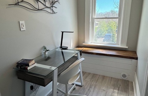 Forest Cottage | 10 minutes to beaches. Family-sized farmhouse with game room and yoga studio.