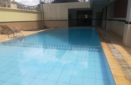 Kilimani Apartment | 10 minutes to city centre!Family sized condo with swimming pool.