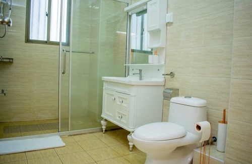 Kilimani Apartment | 10 minutes to city centre!Family sized condo with swimming pool.