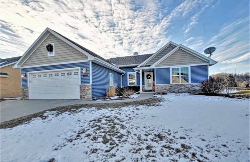 Hobart House | 10 Minutes to Lambeau Field! 4BR Ranch w/Rec room & Private yard