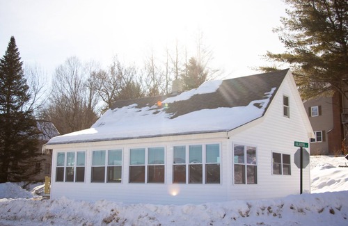 Bethel House | 10 Minutes to Sunday River and Walking Distance to Bars & Restaurants