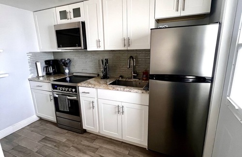 Downtown Condo | 10 minutes to the beach, newly remodeled luxe modern condo unit