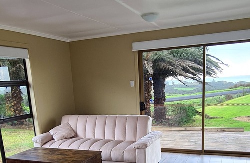 Awhitu Cottage | 10 minutes to the beach! Cozy bach with 180 degree sea view.